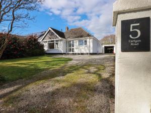 Una casa con un cartel que dice Geminson Road en 5 Carlyon Road, en Truro