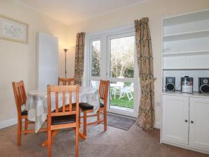 Un comedor con mesa y sillas y una ventana. en 5 Carlyon Road, en Truro