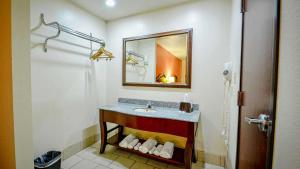 uma casa de banho com um lavatório e um espelho em Motel 6-Atoka, OK em Atoka