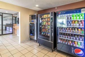 una máquina expendedora de refrescos en una tienda con bebidas en Studio 6-Corpus Christi, TX - North, en Corpus Christi