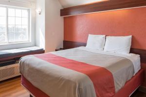 Postel nebo postele na pokoji v ubytování Motel 6-Olathe, KS