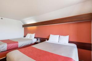 Postel nebo postele na pokoji v ubytování Motel 6-Olathe, KS