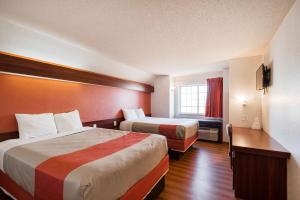 Postel nebo postele na pokoji v ubytování Motel 6-Olathe, KS