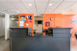 TV a/nebo společenská místnost v ubytování Motel 6-Olathe, KS