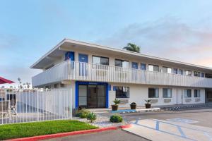 un edificio blanco con una valla blanca delante de él en Motel 6-Ventura, CA - Beach en Ventura