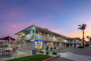 Un hotel con un estacionamiento enfrente. en Motel 6-Ventura, CA - Beach, en Ventura
