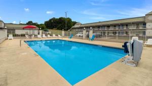 einen Pool in einem Resort mit blauem Wasser in der Unterkunft Motel 6-Pulaski, TN in Pulaski
