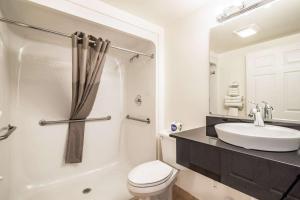 Lorenzo的住宿－里格比6號汽車旅館，浴室配有白色卫生间和盥洗盆。
