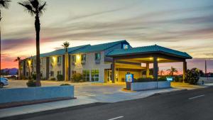 ein Hotel mit einer Palme und einem Gebäude in der Unterkunft Motel 6-Lake Havasu, AZ - Lakeside in Lake Havasu City