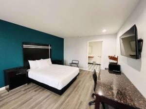 um quarto de hotel com uma cama e uma televisão de ecrã plano em Motel 6 Vallejo, CA - Napa Valley em Vallejo