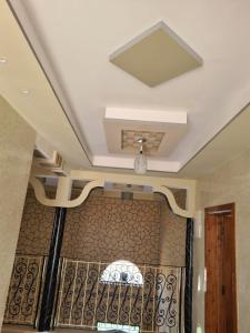 een kamer met een plafond met een muur bij فلة المصري 