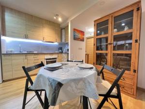 cocina con mesa y mantel blanco en Lanús Malpica de Bergantiños-Costa da Morte, en Malpica de Bergantiños
