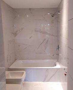 Ένα μπάνιο στο DZAIN 2- PISCINA, cochera, gym, parrilla, playroom, cerca de todo
