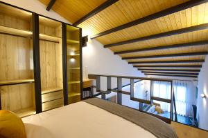 een slaapkamer met een bed en een houten plafond bij Cuencaloft Buenavista in Cuenca