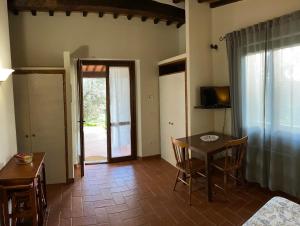 馬薩馬里蒂馬的住宿－哥里貝托農家樂，客厅配有桌椅和门