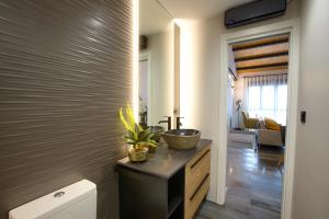 een badkamer met een wastafel en een aanrecht met een kom bij Cuencaloft Buenavista in Cuenca +28 foto's