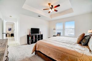 1 dormitorio con 1 cama y ventilador de techo en Birchwood Getaway en San Antonio