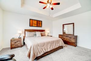 1 dormitorio con 1 cama y ventilador de techo en Birchwood Getaway en San Antonio