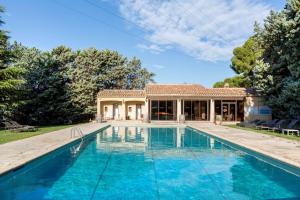 une maison avec une piscine en face d'une maison dans l'établissement Best Western Domaine de Roquerousse, à Salon-de-Provence