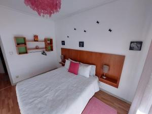 A bed or beds in a room at Downtown Sunny Apartment