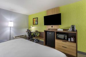 Habitación de hotel con cama y TV de pantalla plana. en Best Western Plus St. Louis West-Westport, en Maryland Heights
