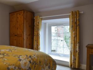 Tempat tidur dalam kamar di Maisies Cottage