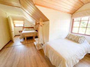 een slaapkamer met een bed en een bureau in een kamer bij Agua y Campo Hotel Boutique in Osorno