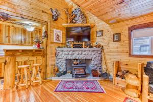 a living room with a fireplace in a log cabin at Cedar Cabin in Welches