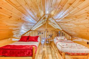 1 dormitorio con 2 camas en una habitación de madera en Cedar Cabin, en Welches