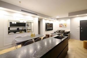 una cucina e un soggiorno con tavolo e sedie di Amazing View...2 bedroom apt J tower a Gerusalemme