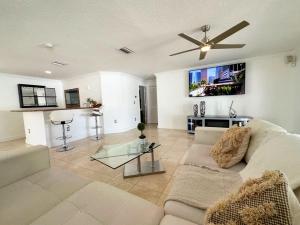 Fotografie z fotogalerie ubytování Spacious and Luxurious 4bd 3br House Pool Tub BBQ Private v Miami