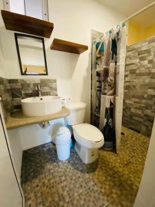un baño con inodoro y lavabo en HOTELITO SAN IGNACIO, en San Ignacio