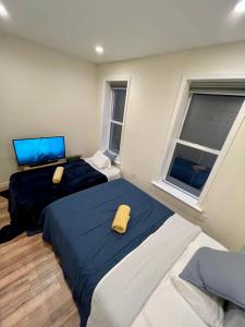 Elegant Private Room close to Manhattan! - Room is in a 2 bedrooms apartament and first floor with free street parking في لونغ آيلاند سيتي: غرفة نوم بسريرين ونافذة