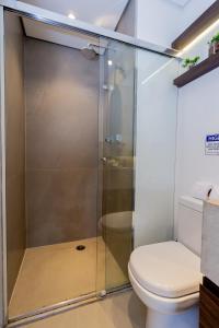 W łazience znajduje się przeszklony prysznic i toaleta. w obiekcie Aurora Paulistana a passos do Metrô República w São Paulo