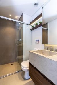 W łazience znajduje się toaleta, prysznic i umywalka. w obiekcie Aurora Paulistana a passos do Metrô República w São Paulo