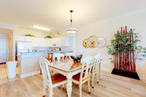 巴拿马城海滩Ocean Villa 1706的配有桌椅的厨房和餐厅