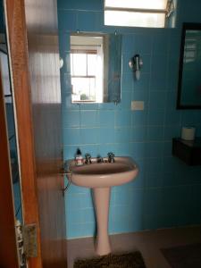 a bathroom with a sink and a mirror at Espaço Inteiro para 08 pessoas próximo a área hospitalar em BH in Belo Horizonte