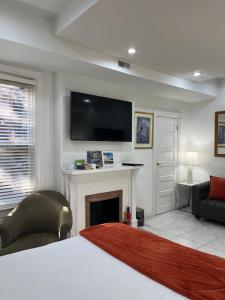 Una sala de estar con chimenea y TV de pantalla plana. en Large DUPLEX Apt 2Bdrm 1Den-Metro, en Washington