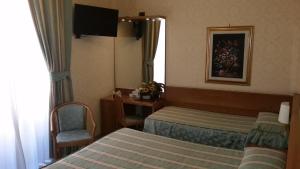 Habitación de hotel con 2 camas y espejo en Hotel Teti, en Roma