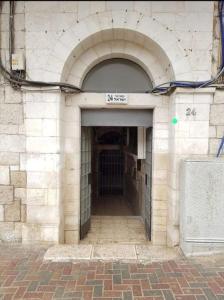 uma entrada para um edifício com um portão em Lovely 2 bedroom unit, Shivtey Israel, Jerusalem em Jerusalém
