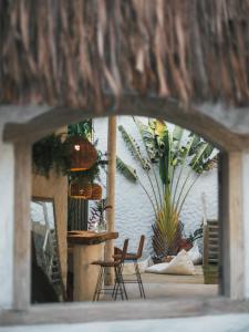 uma vista para um quarto com cadeiras e plantas em Pousada Villa Cacau em Trancoso