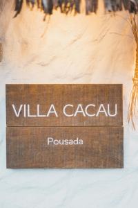 um sinal que diz villa cacova numa parede em Pousada Villa Cacau em Trancoso