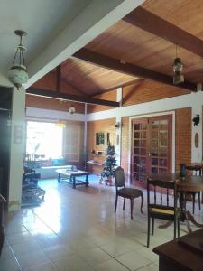 Sala de estar con mesa y árbol de Navidad en Sítio Recanto Amado., en Santa Teresa