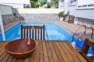un bol sentado en una mesa junto a una piscina en Buda Villa Planetcostadorada en Salou