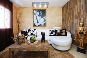 un soggiorno con divano bianco e tavolo di Buda Villa Planetcostadorada a Salou
