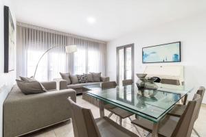 ein Wohnzimmer mit einem Glastisch und einem Sofa in der Unterkunft Luxury 3 bedroom apt, Harav Kook7 in Jerusalem