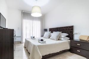 ein Schlafzimmer mit einem großen Bett und einem großen Fenster in der Unterkunft Luxury 3 bedroom apt, Harav Kook7 in Jerusalem