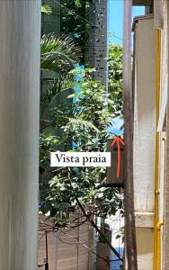 un letrero de la calle que dice vista pita en un edificio en Quarto frente praia leme, en Río de Janeiro