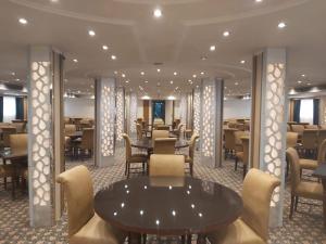盧克索的住宿－Nile Cruise 3 & 4 & 7 Nights included abo Simbel tour，船上的餐厅,配有桌椅