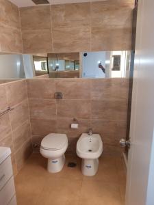 une salle de bains avec toilettes et lavabo dans l'établissement Edificio Leonardo departamento 16, à Villa Carlos Paz
